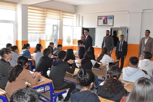 Derik Anadolu Lisesi Fen Ve Sosyal Bilimler Proje Okulu’nu ziyaret ederek öğrencilerimizle bir araya geldi.