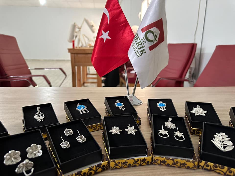 Derikli kadınlarımızın sosyal, kültürel ve mesleki anlanda kendilerini geliştirebilecekleri  kurslarımız devam ediyor