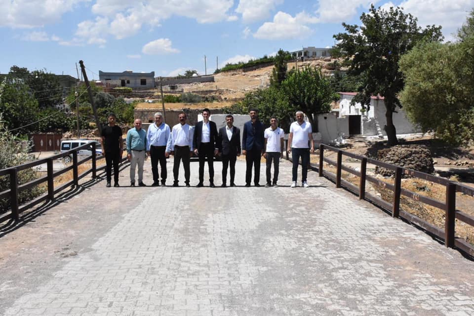 Kaymakam/Belediye Başkan V. Sn. Evren ÇAKIR, Derinsu mahallesinde tamamlanan kilitli parke taşı projesini yerinde inceledi.