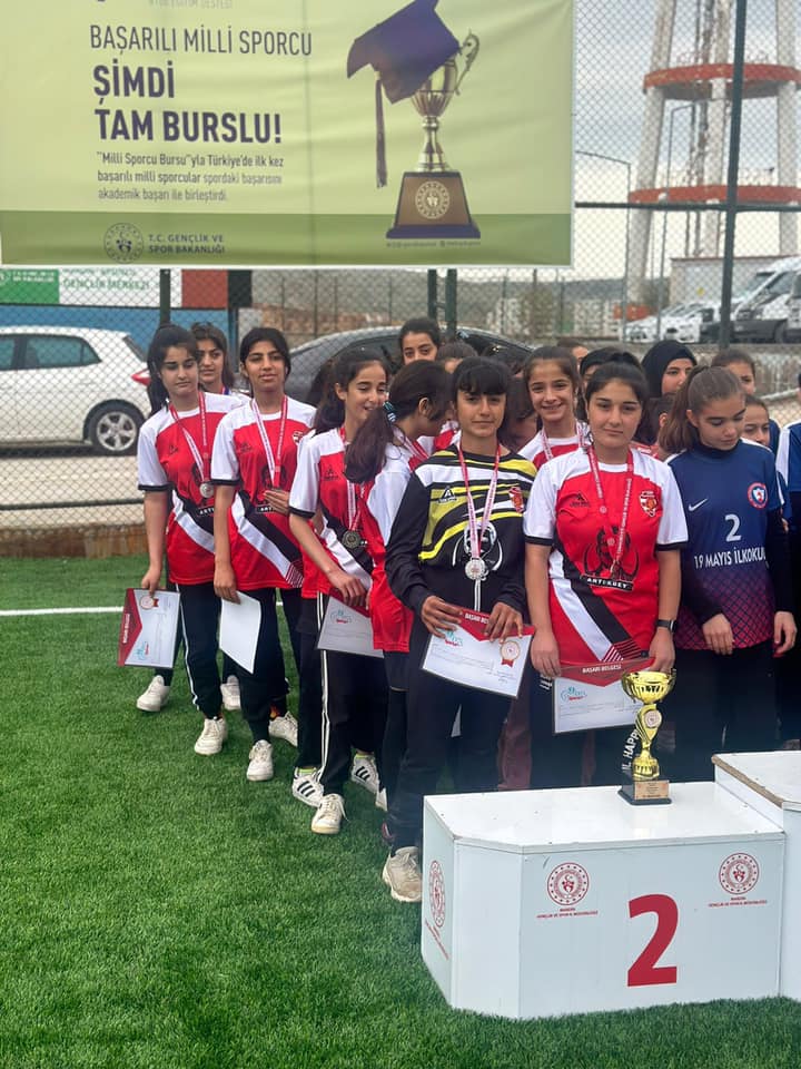 2022-2023 Eğitim Öğretim Yılı Okullararası Futbol Turnuvasında Derik Şehitler Ortaokulu Yıldız Kız Futbol Takımı İL 2.si olmuştur.